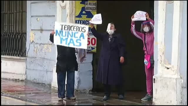 Los sanitarios de Perú estallan contra el gobierno por la gestión de la pandemia