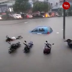 Download Video: Sudden downpour in Hyderabad inundates roads, submerges vehicles