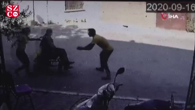 Tekerlekli sandalyeyle yokuş aşağı giden yaşlı adamı bir genç kurtardı