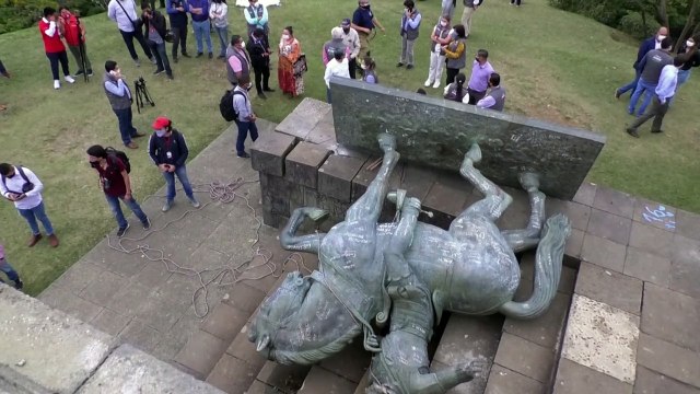 Indígenas colombianos derriban estatua de conquistador español