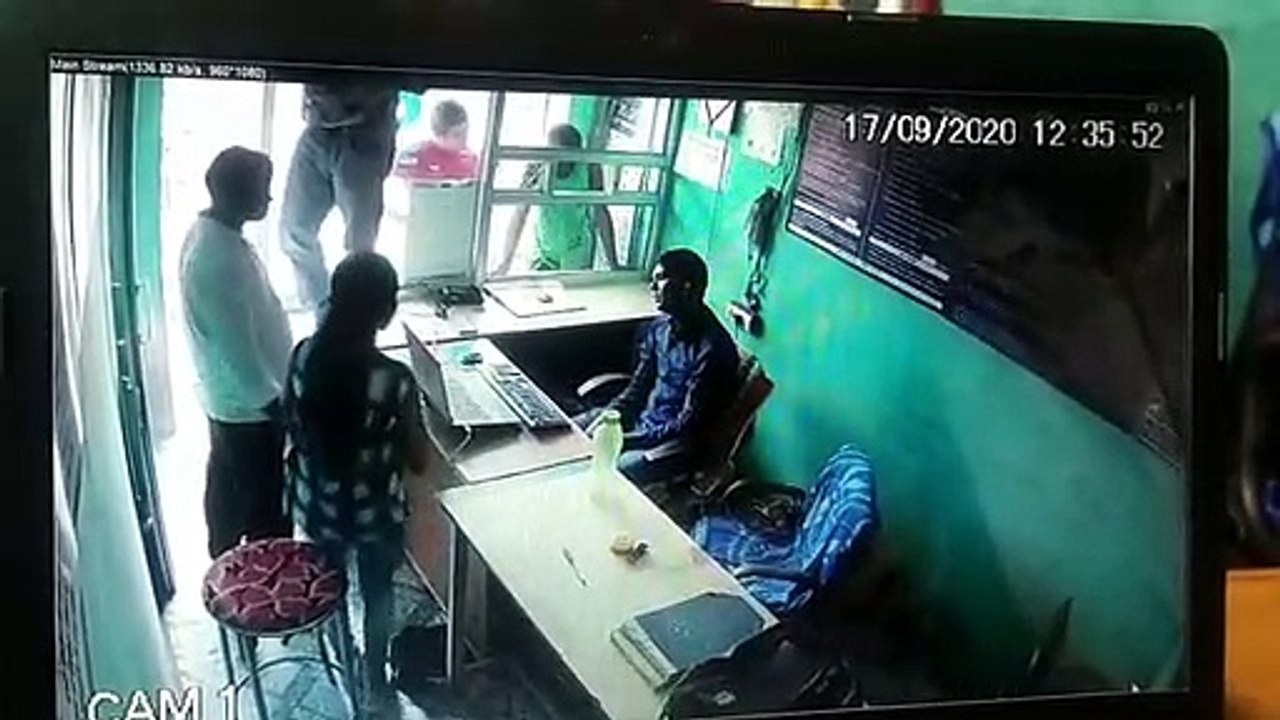 बदमाशों ने दिनदहाड़े पिस्टल लगाकर बैंक संचालक को लूटा