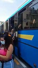 Mascherine e distanza in classe contro il Coronavirus, ma sui mezzi pubblici studenti ammassati: le incredibili immagini da Pinerolo