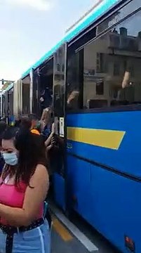 Mascherine e distanza in classe contro il Coronavirus, ma sui mezzi pubblici studenti ammassati: le incredibili immagini da Pinerolo