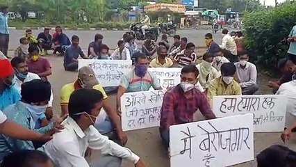 साँवेर में 70 से अधिक मजदूरों को निकालने पर आक्रोशित मजदूरों ने किया धरना प्रदर्शन