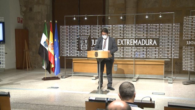 Consejero de Sanidad extremeño en rueda de prensa