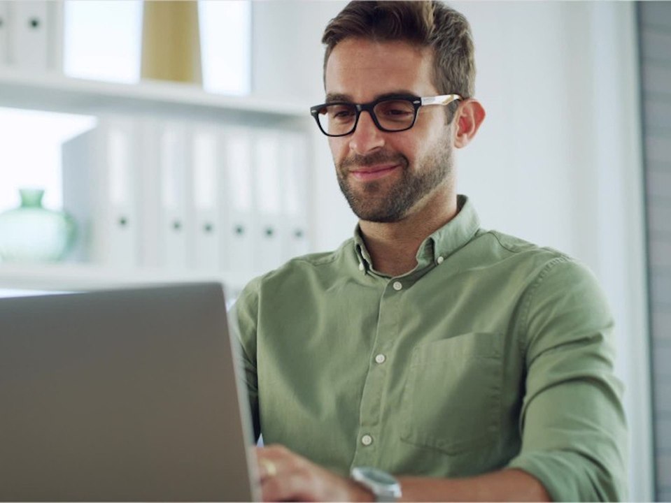 Ohne Schlange stehen: So lassen Sie Ihr Auto online zu