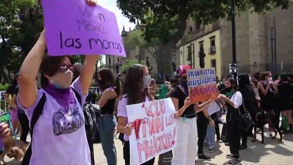 Mujeres protestan contra violencia machista en aniversario de independencia en México
