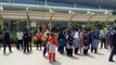 महीनों से वेतन ना मिलने से सफाई कर्मचारियों ने अमौसी एयरपोर्ट के बाहर किया प्रदर्शन