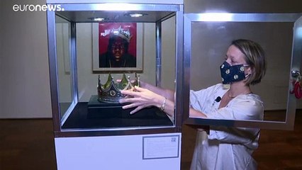 شاهد: 595 ألف دولار ثمناً لتاج بلاستيكي بـ6 دولارات اعتمره مغني الراب "بيغي"