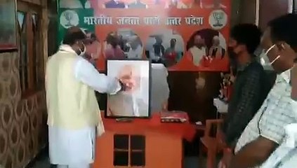 पीएम के जन्मदिन पर भाजपा कार्यकर्ताओं ने अपने-अपने कार्यालयों में मनाया जन्मदिन
