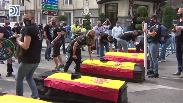 Jusapol protesta con ataúdes frente al Congreso por los suicidios de policías