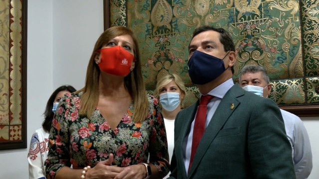 Juanma Moreno visita el Ayuntamiento de Osuna