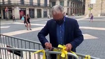 Bou quitando lazos amarillos en el Ayuntamiento de Barcelona