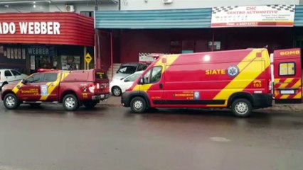Carro despenca de elevador e atinge perna de homem em oficina mecânica