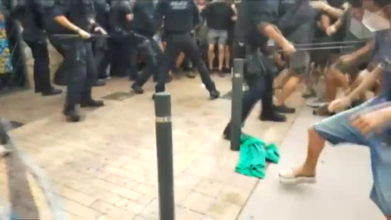 Enfrentamientos entre mossos y vecinos en un desahucio en Barcelona