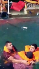 Halfeti'de tur teknesi battı