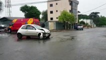 Homem fica ferido após colisão entre carros no Parque São Paulo