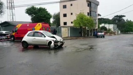Homem fica ferido após colisão entre carros no Parque São Paulo