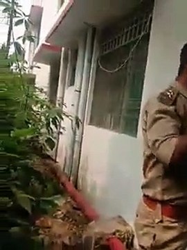 प्रयागराज में दरोगा का वर्दी में शराब पीने का वीडियो हुआ वायरल