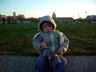 Raphael fait semblant de pleurer aux invalides