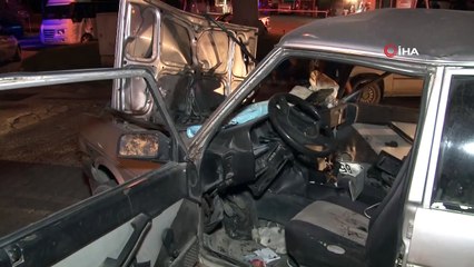 Kontrolden çıkan otomobil refüjü aşıp park halindeki 2 otomobile çarptı