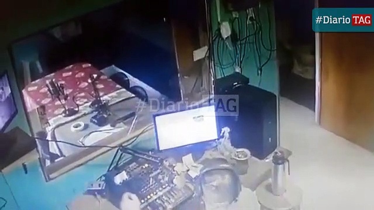 Momento en el que fue agredido el periodista de Villa Rio Bermejito
