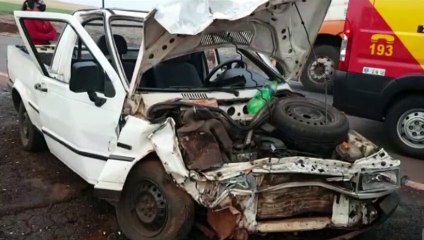 Idosos ficam feridos em colisão frontal entre carros na PR-180