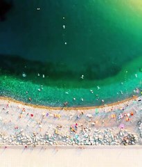 Denize giren insanlar. Çeken kişi belki dünyanın bakterileriyizdir demiş.