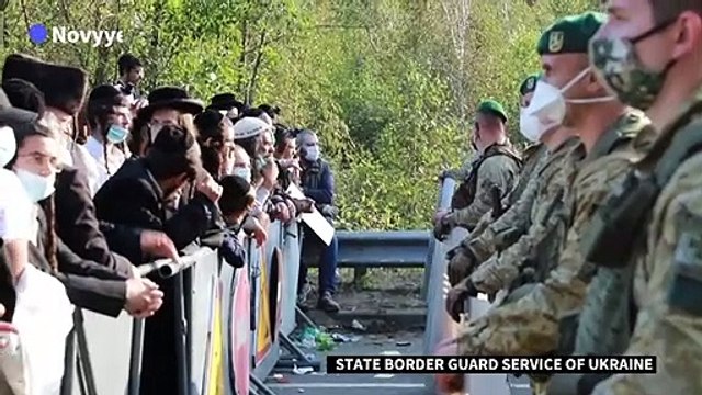 Des pélerins juifs hassidiques font face aux gardes-frontières ukrainiens