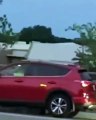 Um Ovni é avistado no Estados Unidos, alguns pedestres saem do veículo para filmar um objeto não detectado no céu