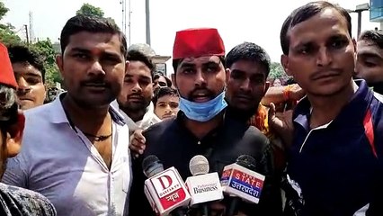 इटावा: सपा कार्यकर्ताओं ने प्रधानमंत्री के जन्मदिन पर किया विरोध प्रदर्शन