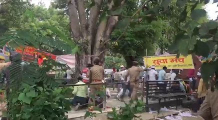 प्रयागराज: PM मोदी के जन्मदिन पर बेरोजगारी और संविदा के तहत भर्ती के मुद्दे को लेकर प्रदर्शन