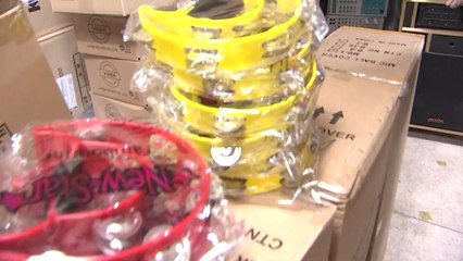 창고 가득 쌓인 노래방 중고기기...잇따르는 폐업 / YTN