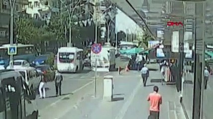 Saatine taktırdığı kordonu beğenmedi; elinde bıçakla saatçiyi kovaladı
