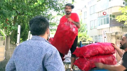 Şarkı söyleyerek sokak sokak salçalık biber satıyor