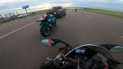 Ce motard a été renversé par un pick-up qui roulait à 140km/h, il s’en est sorti indemne !
