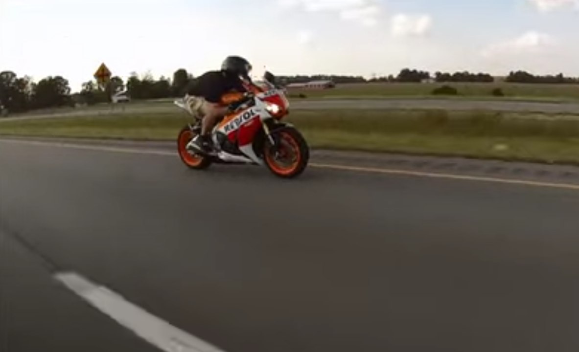 VÍDEO: Un Mustang GT revienta a una Honda CBR 1...