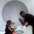 Il dessine un portrait de cette petite fille en jouant avec ses mains couvertes de peinture