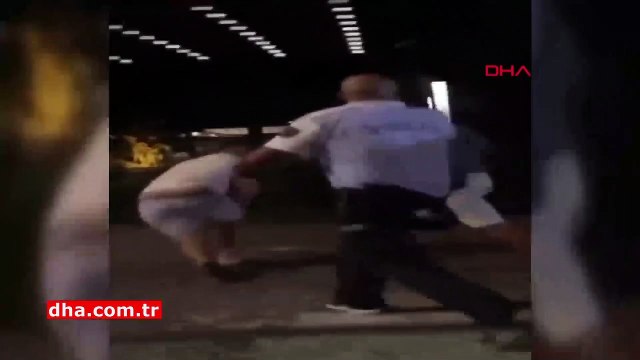 Arkadaşlarına otomobil çarptı, onlar kavgaya devam etti