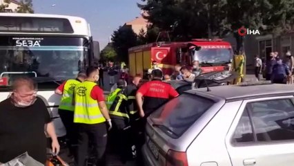 1’i otobüs, 3 aracın birbirine girdiği kaza kamerada