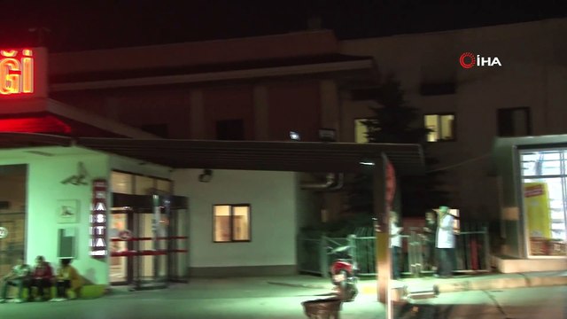 Acil serviste dehşete düşüren görüntü... Hayatını kaybeden kişinin yakınları hastaneyi bastı, sağlık çalışanları sedyeyle korunmaya çalıştı