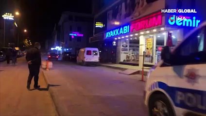 Elleri kelepçeli olarak polis aracından atlayıp kaçtı