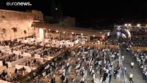 شاهد: اليهود المتشددون يقيمون الصلوات في حائط البراق وسط مخاوف تفشي كورنا
