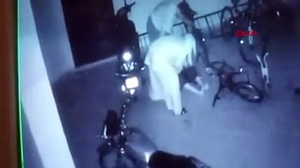 Gaziantep'te bir çift, komşularının çocuğunu garajda dövdü