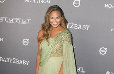 Chrissy Teigen revela sin querer que el sexo de su tercer hijo en Instagram