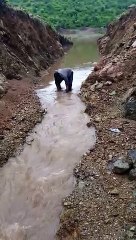 महिलाओं ने काटा 107 मीटर पहाड़, तालाब तक पहुंचाया बारिश का पानी