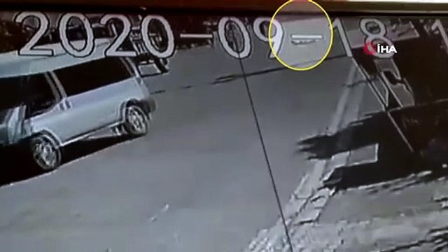 Seyir halindeki minibüsün önüne atlayan çocuk, feci şekilde can verdi