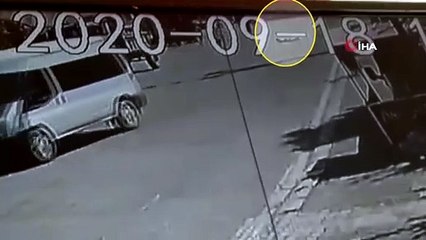 Seyir halindeki minibüsün önüne atlayan çocuk, feci şekilde can verdi