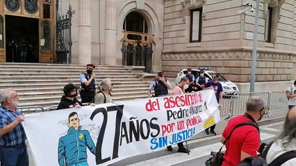 Concentración de apoyo a los padres de Pedro Álvarez en la Audiencia de Barcelona