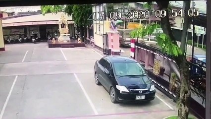 Prisoner casually walks out of jail while disguised with warden's uniform and face mask
